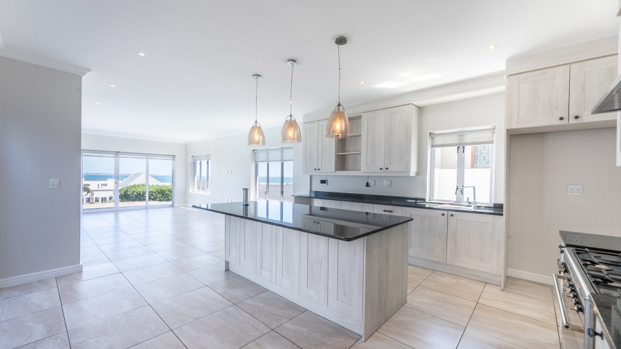 To Let 4 Bedroom Property for Rent in Bloubergstrand Western Cape